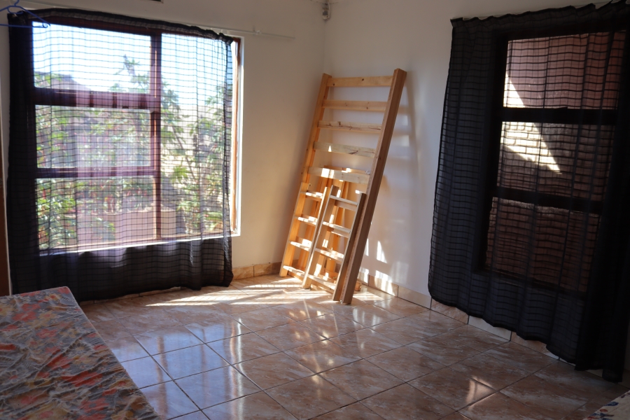 4 Bedroom Property for Sale in Louwville Western Cape